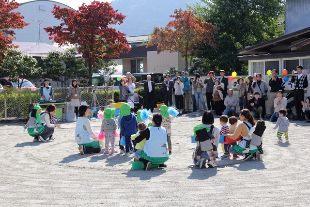 秋晴れの下でにぎやかなミニ運動会の画像