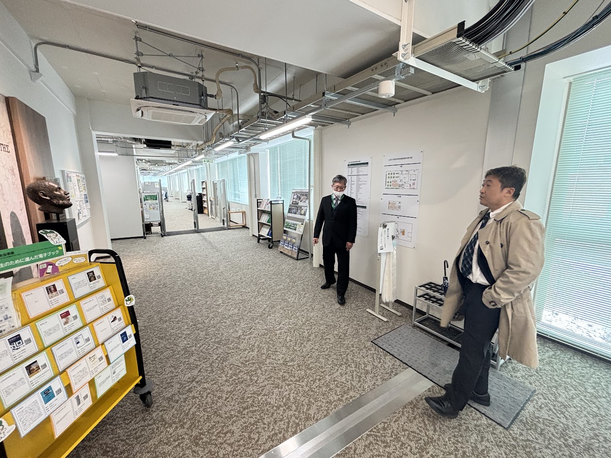 改装されたYU-MAIセンターの図書館を視察される田川様の画像