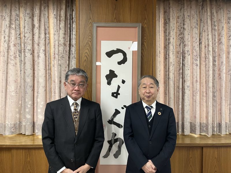 左から、小嶋典夫様、玉手英利学長の画像