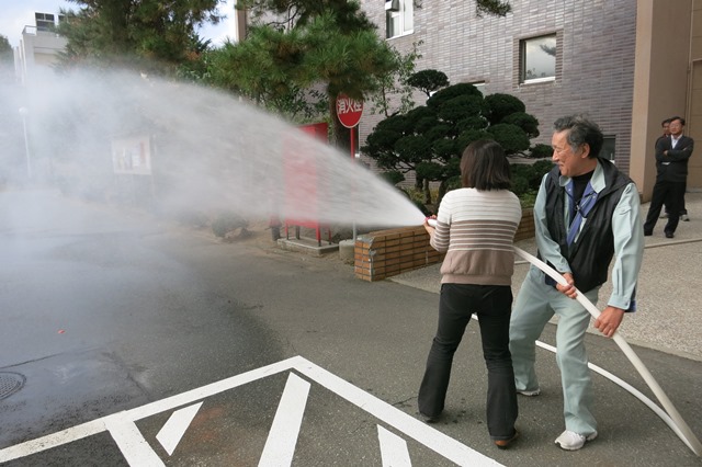 消火栓による放水訓練の画像