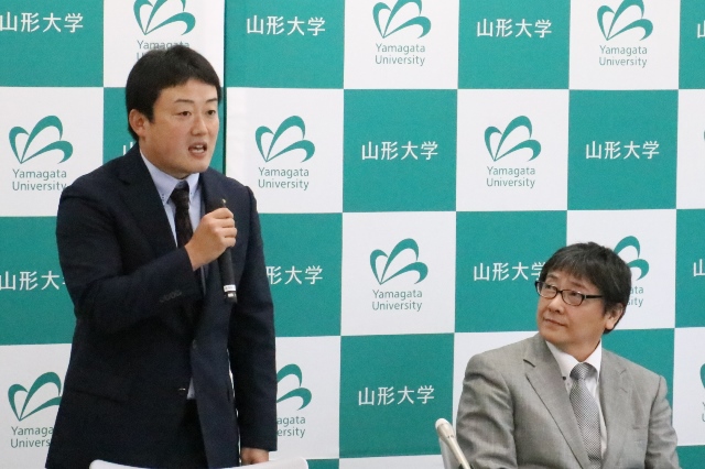 概要を説明する長谷川貴一 株式会社飯豊電池研究所代表取締役（左）の画像