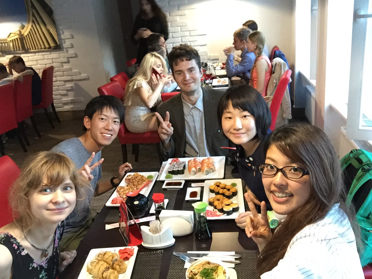 みんなで日本食レストランへの画像