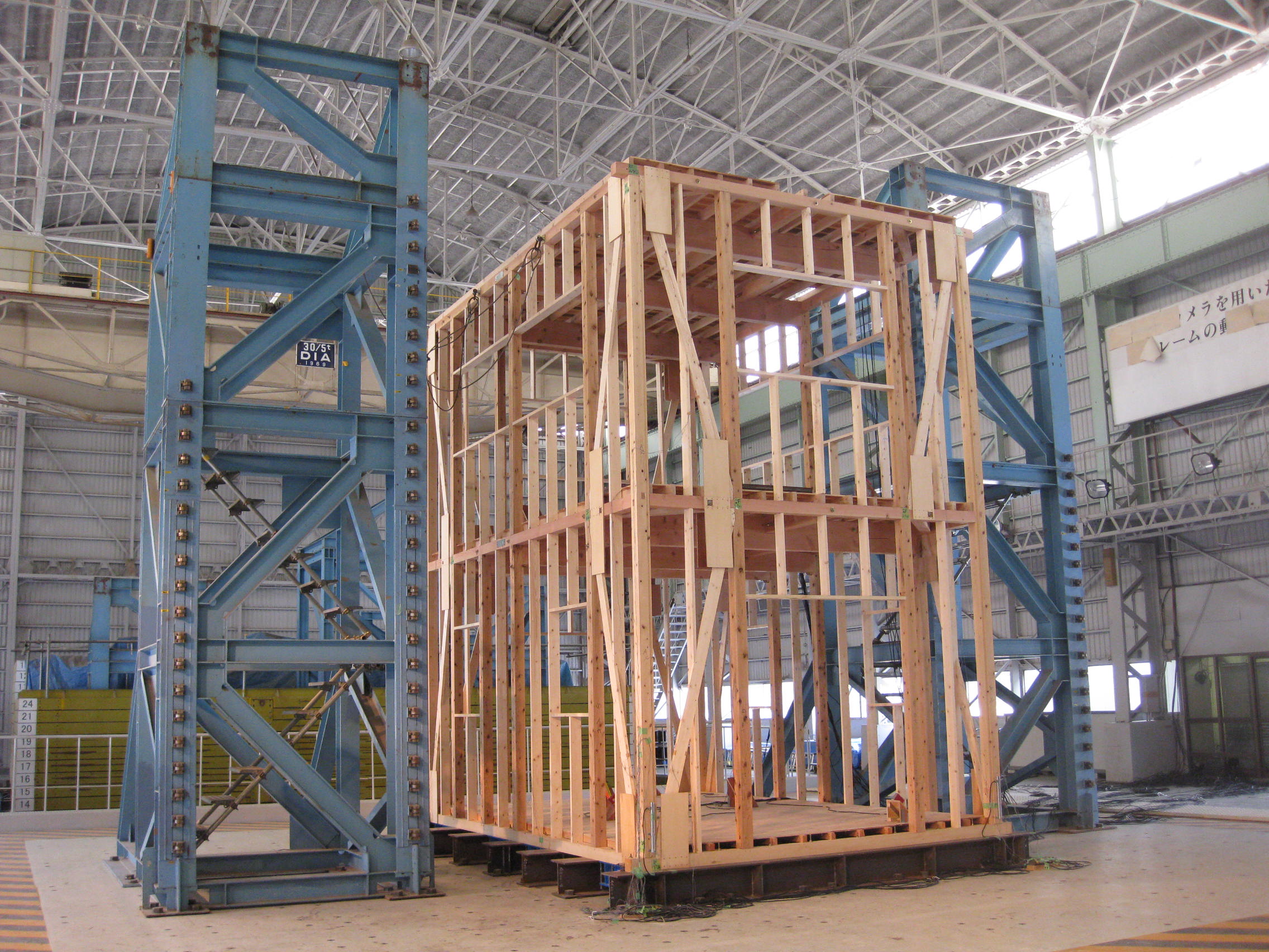 実大木造建物の振動実験の画像