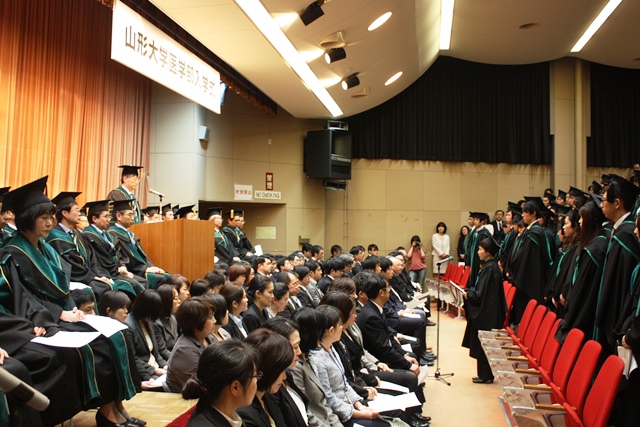 医学部入学式での入学者代表宣誓の画像