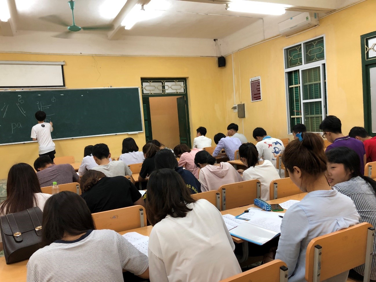 日本語教室の授業風景の画像
