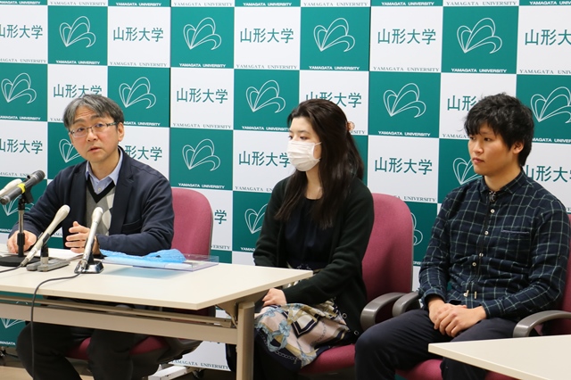 新元素113番に関する研究について説明する門叶冬樹教授(理学部担当:左)、武山美麗理学部技術員(中)、石沢倫さん(理工学研究科1年:右)の画像