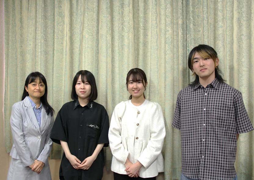 左から（大森副学長・人文社会科学部3年小倉菜花さん・人文社会科学部2年大舘美依菜さん・工学部3年小野寺佑介さん）の画像