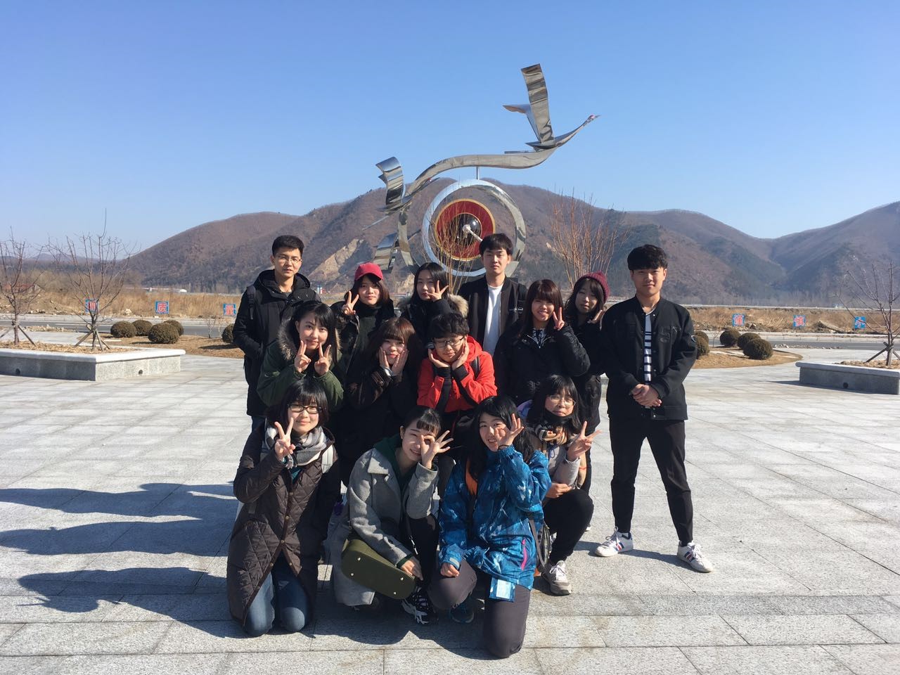 週末の学生チューター、日本語参加者との国境観光集合写真の画像
