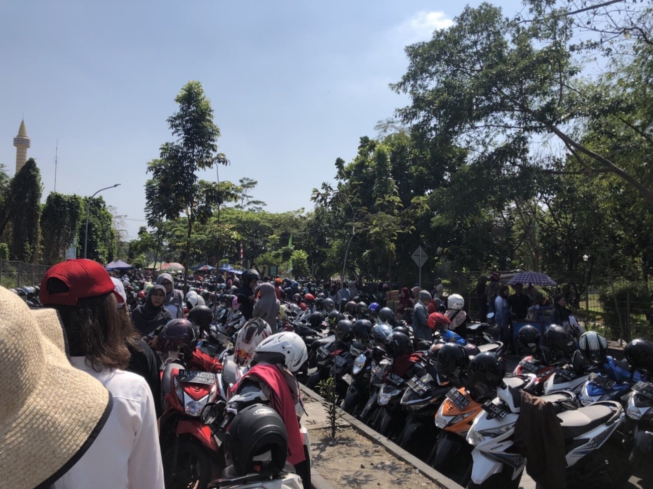超バイク社会のインドネシア。色々なとこにバイクがとめてある。の画像