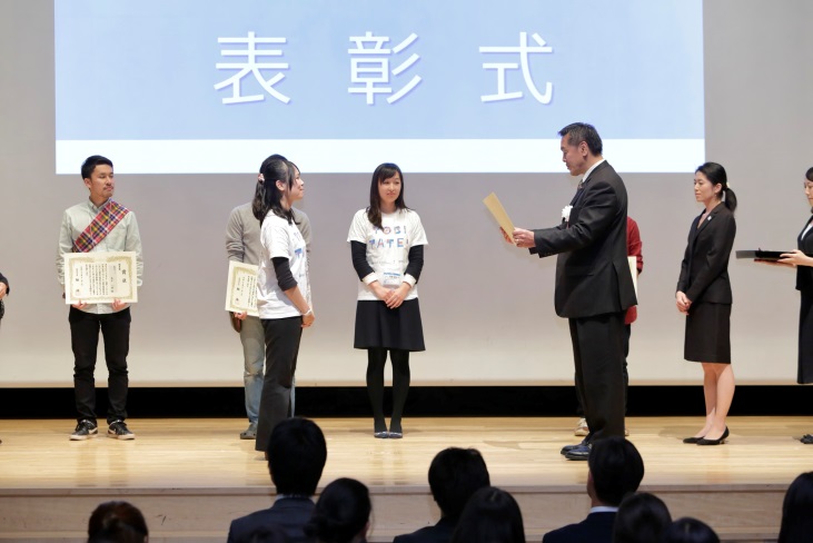 馳文科大臣から表彰状を授与される土屋さんの画像