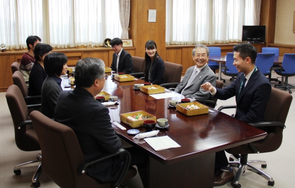 学長室で楽しく懇談の画像