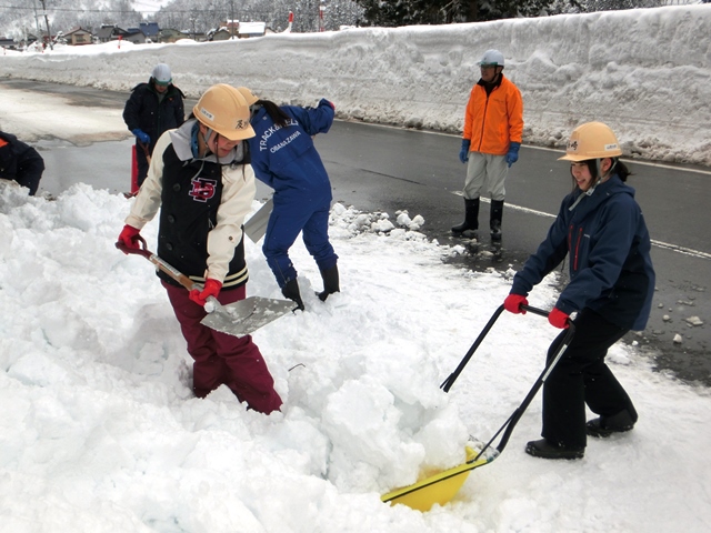 下した雪をスノーダンプで運ぶの画像