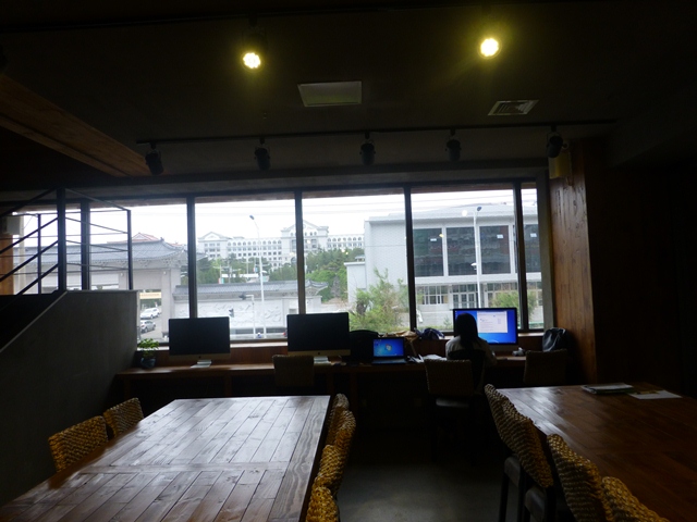 延辺大学正門前の喫茶店の窓から望む外国語学院の画像