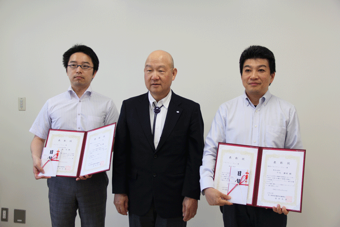 受賞者と安田機構長(中央)の記念撮影の画像