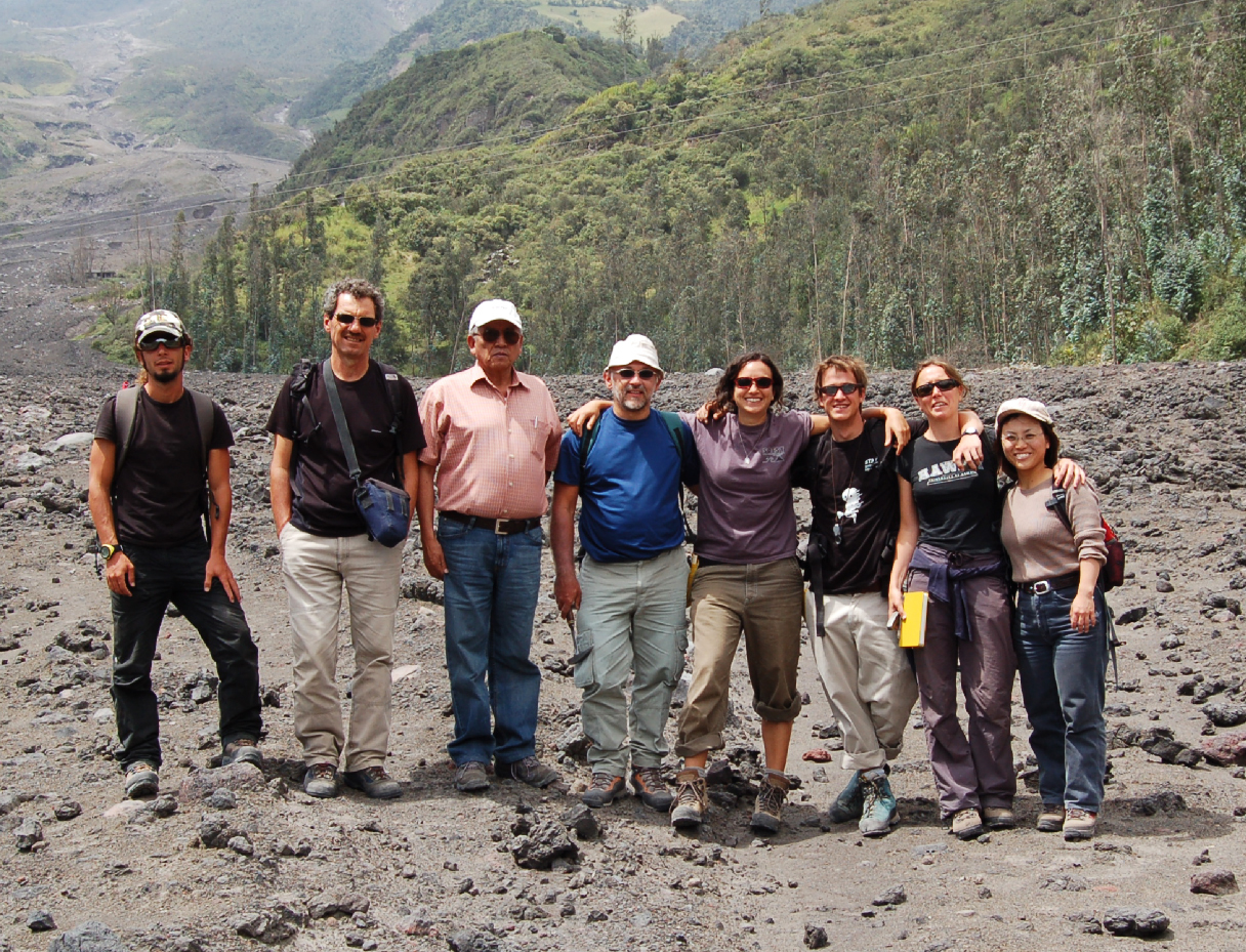 エクアドルのコトパクシ火山での集合写真