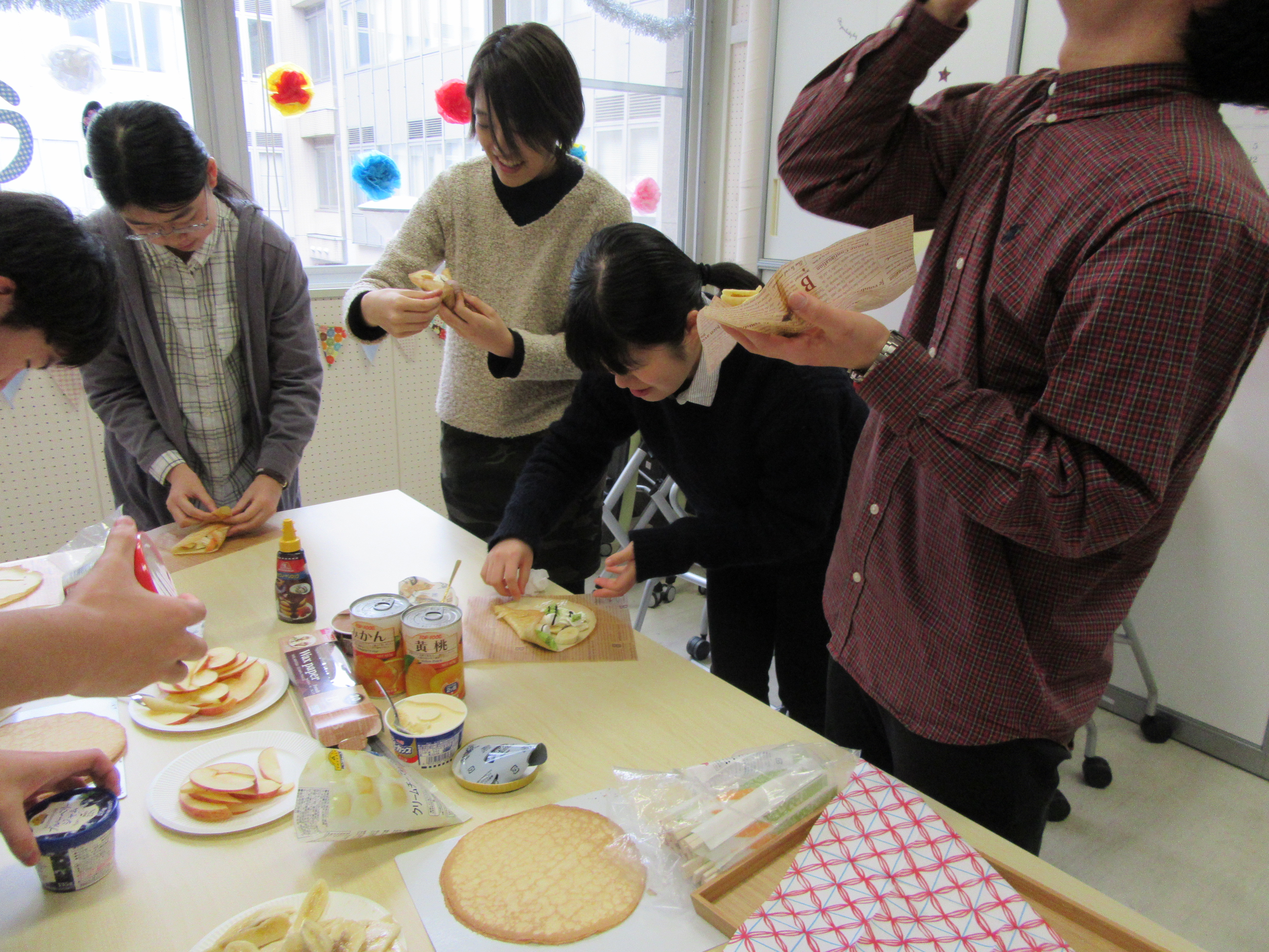 学生数名がクレープを作っている