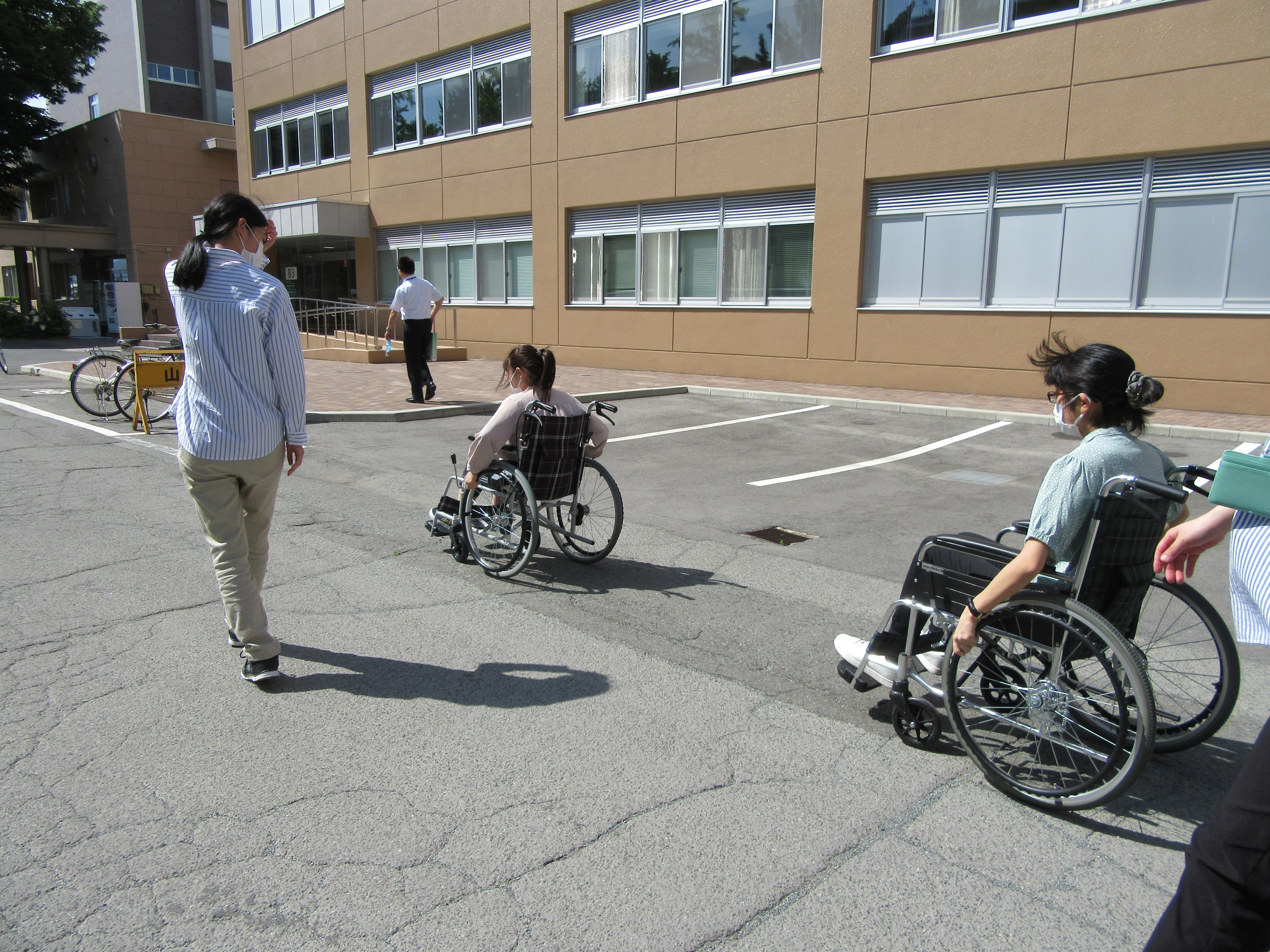 受講生それぞれが車椅子に乗り、自走を体験している