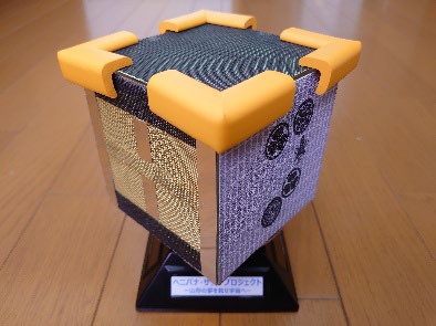 「ベニバナ・サット」のモックアップ模型
（台座の銘は「山形の夢を載せ宇宙へ」）
の画像
