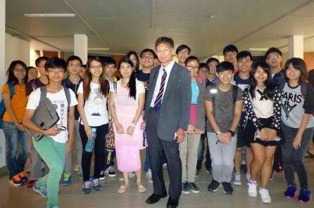 （写真１）Phangさん、学生たちとの画像