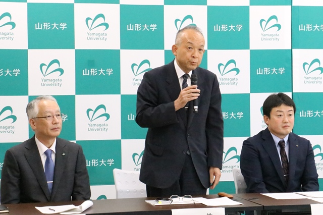 飯塚博工学部長（左）、石川芳宏 株式会社山形銀行 代表取締役専務（中）の画像