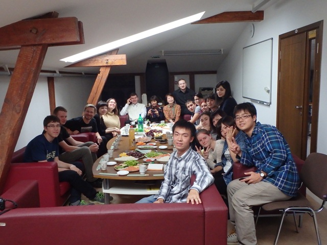日本語クラスの手巻き寿司パーティー（情報科学部で）の画像