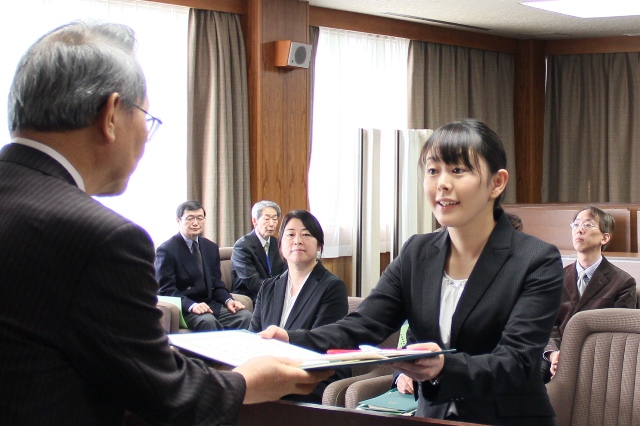 学長から表彰状と賞金が授与の画像