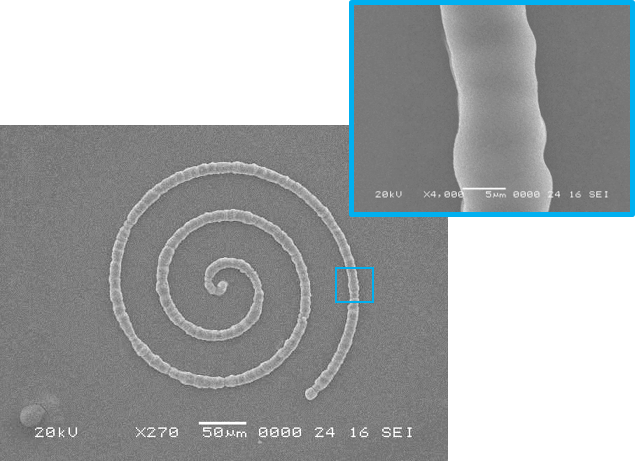 レーザーで描いた典型的な高透過性材料SiO<sub>2</sub>のマイクロ配線の画像