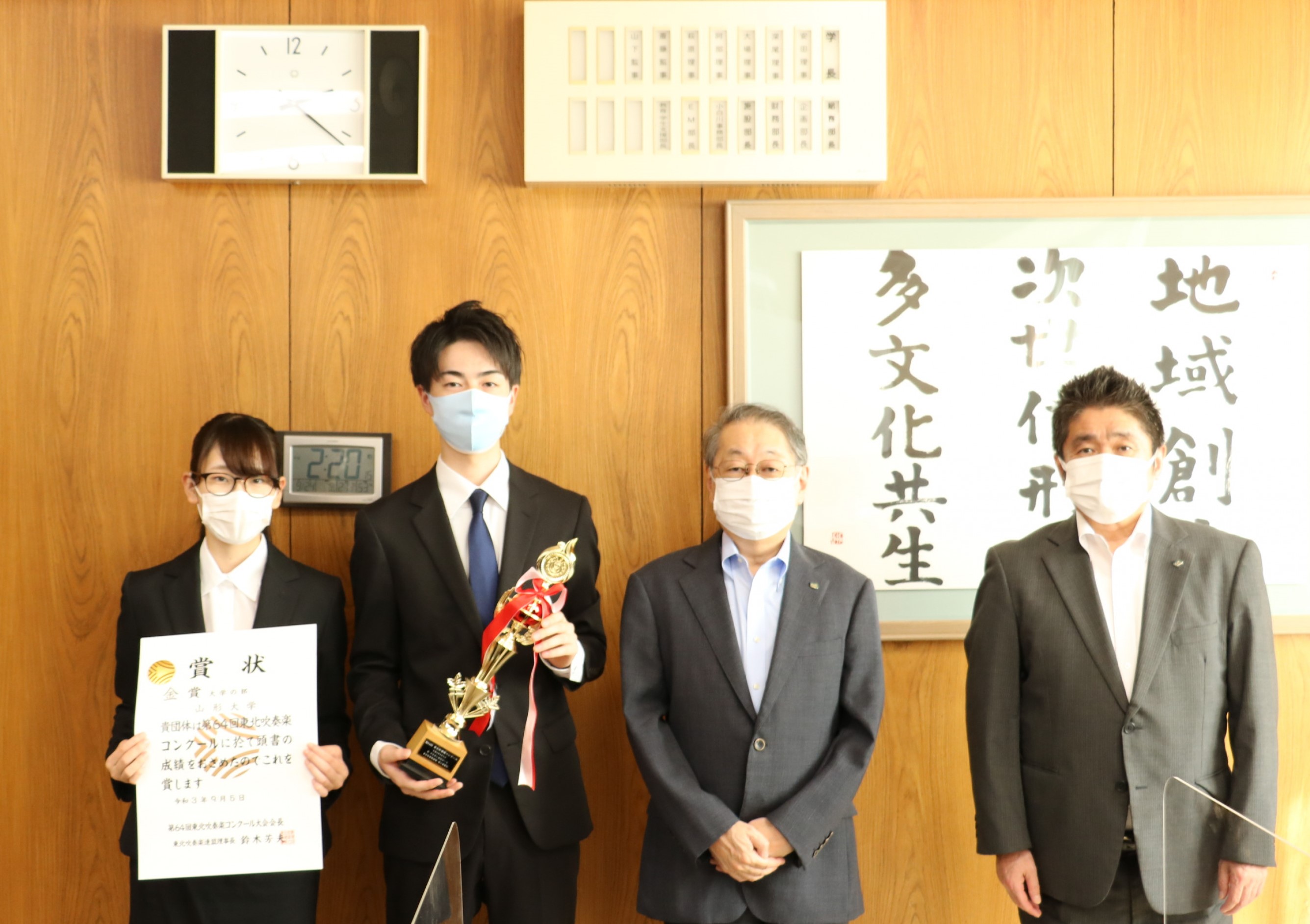 左から及川さん、紅花さん、玉手学長、矢作理事の画像