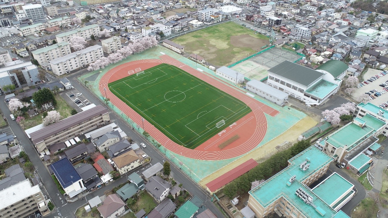 写真1．整備改修された小白川キャンパスの陸上競技場（グラウンド）。直線トラックはほぼ南北方向に走っている。2022年4月14日撮影（本学施設部提供）。の画像