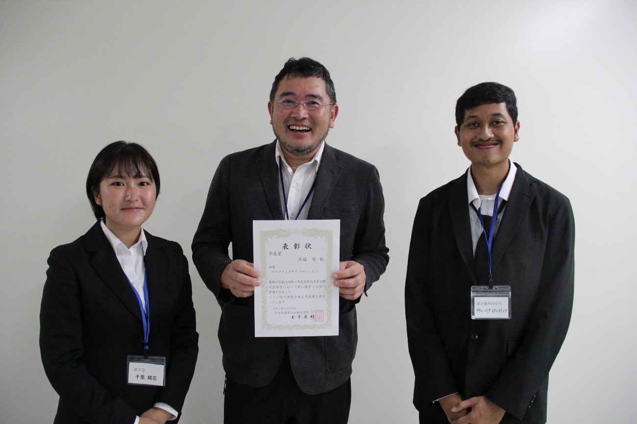 学長賞受賞の佐藤准教授と研究室学生の画像