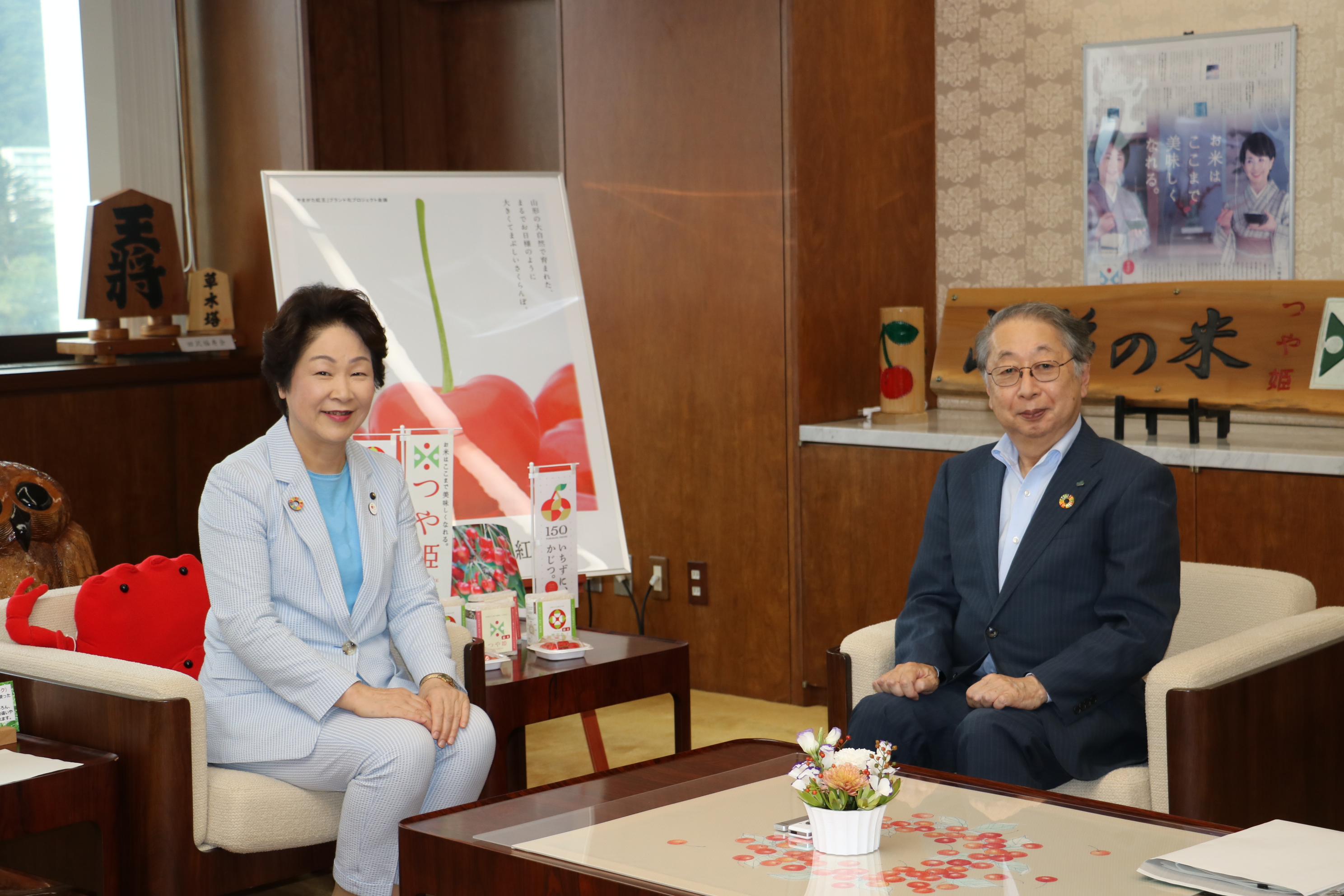 対談する吉村美栄子山形県知事と玉手英利学長の画像