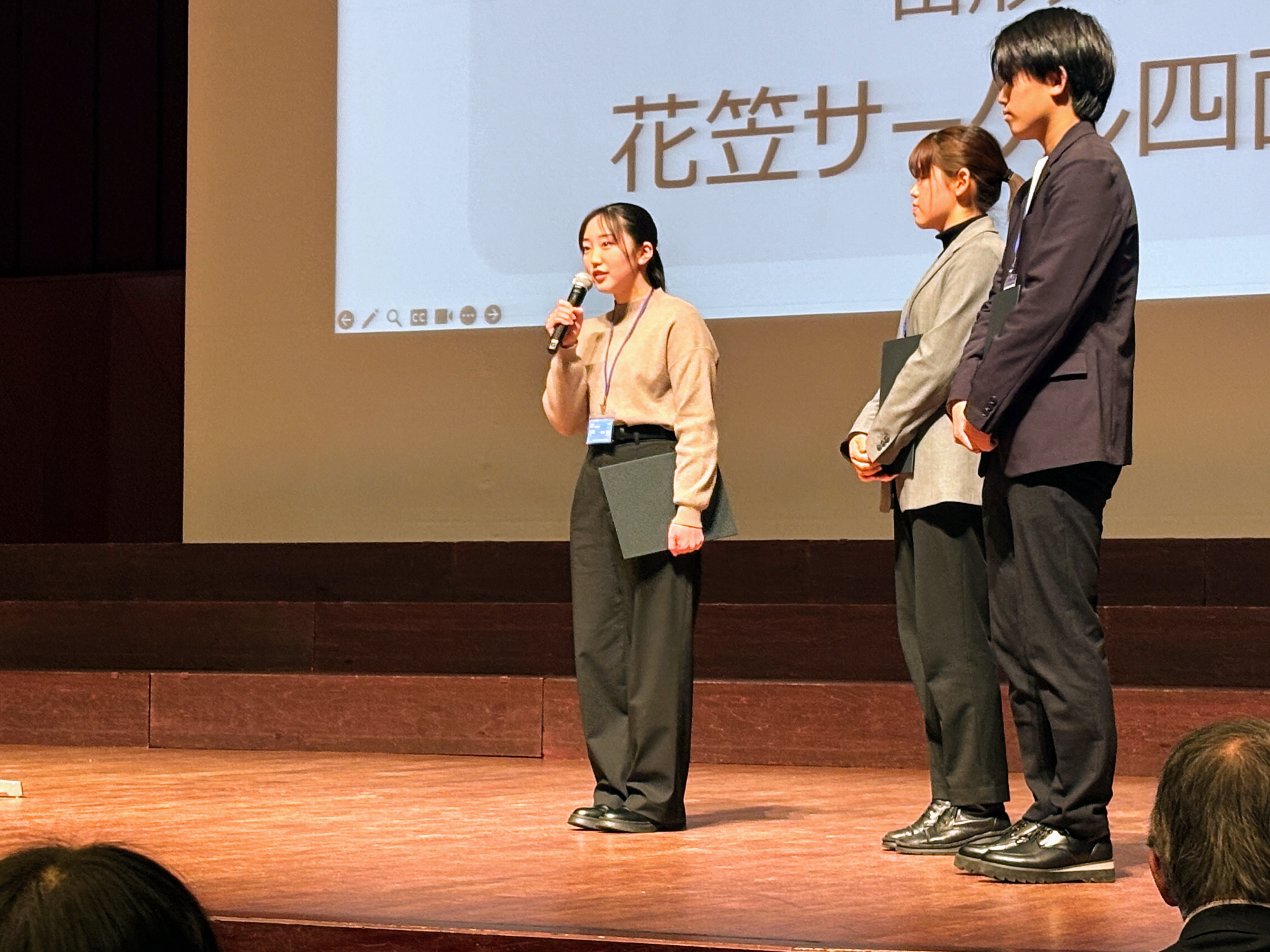 受賞の挨拶を述べる四面楚歌代表の吉田琉華さん（人文社会科学部2年）の画像