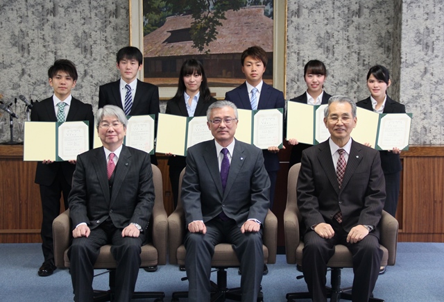 出席者での集合写真の画像