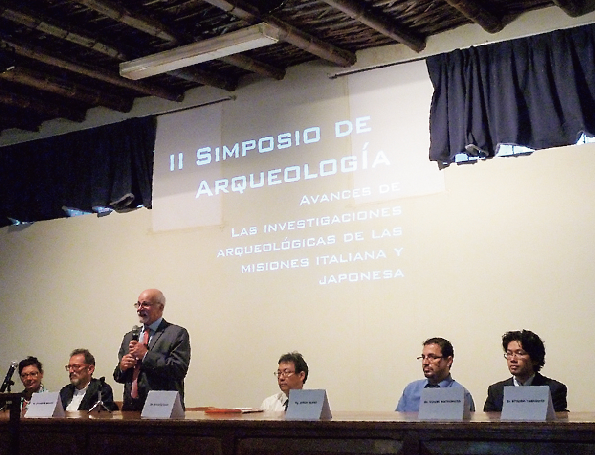 ナスカ市内でイタリアと本学の調査隊が共同で開催した講演会の様子