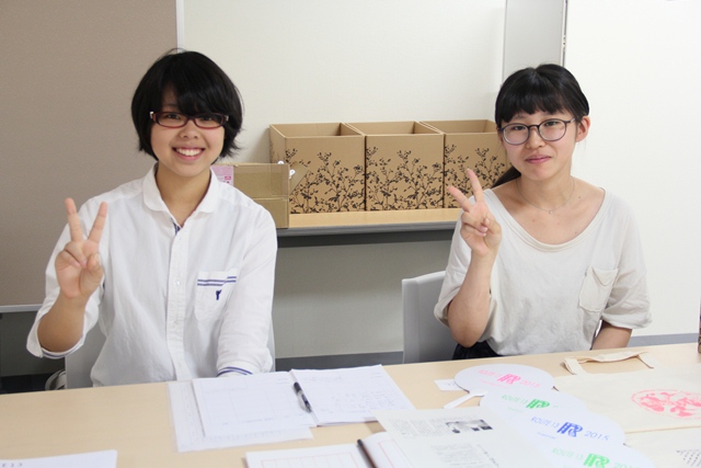 受付の黒坂未奈さん（2年；右）と佐藤千尋さん（1年；左）の画像