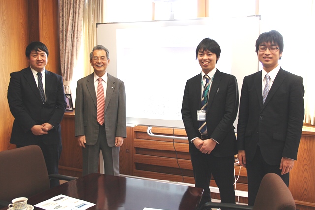 左から川原さん、小山学長、堀川さん、佐々木さんの画像