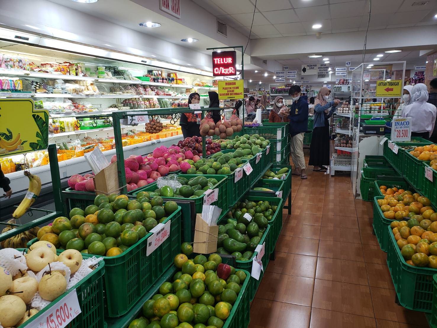 現地スーパーマーケットの青果売り場の画像