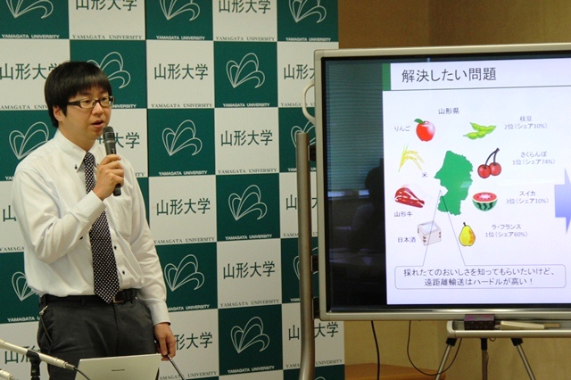 YU-COE研究拠点の説明を行う東原知哉准教授の画像