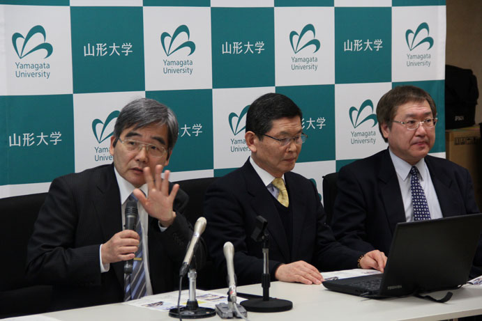 大場理事・副学長(左)、荒木コーディネーター(中)、村松准教授(右)の画像