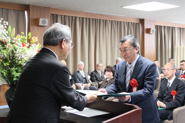 学長から表彰状が手渡されましたの画像