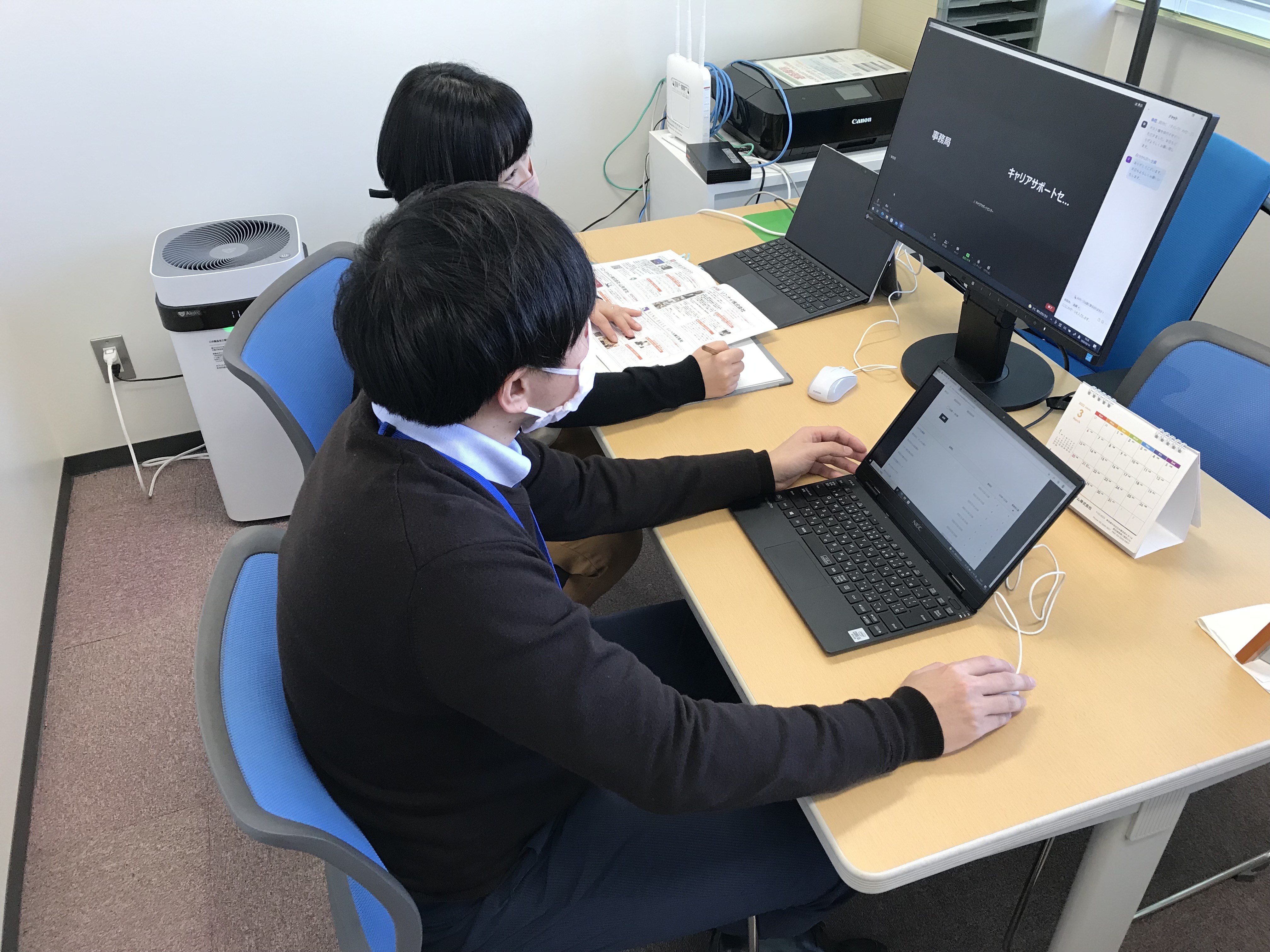 今年から学生向けの「ナビゲーションコーナー」をオンライン会場内に設置し、学生の希望にあった企業を教職員が案内しました。の画像