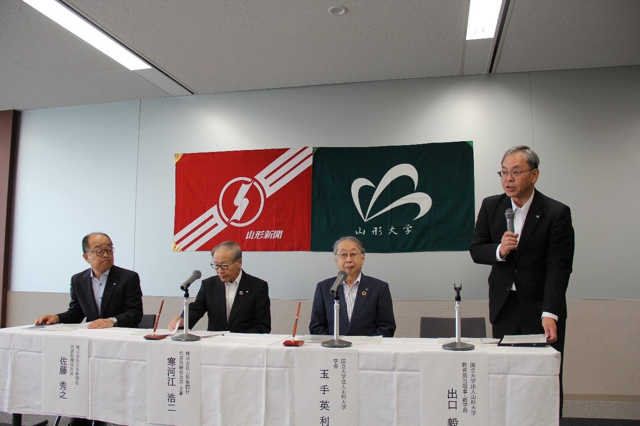 本協定の趣旨について説明する出口毅教育担当理事・副学長（写真右）の画像