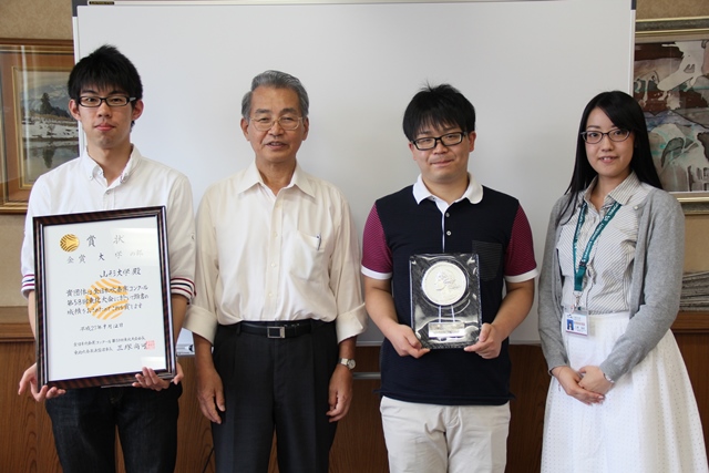 左から高橋団長、小山学長、三浦さん、財務部職員の三浦さん（楽団OG）の画像