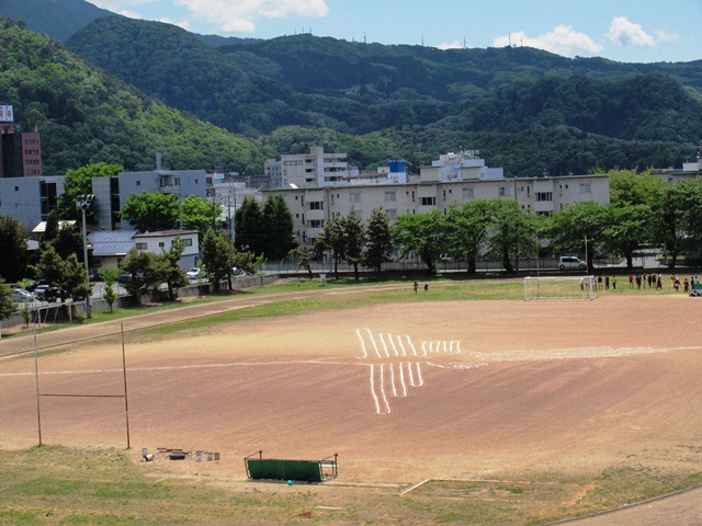 大学会館屋上から見えた地上絵の画像