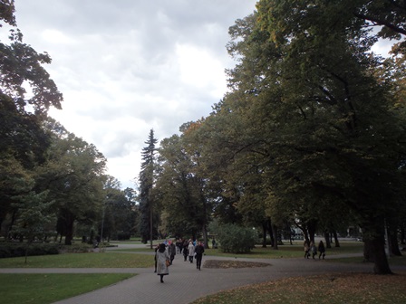大学本館の裏手に隣接するVermanes公園。５ヘクタールあります。の画像