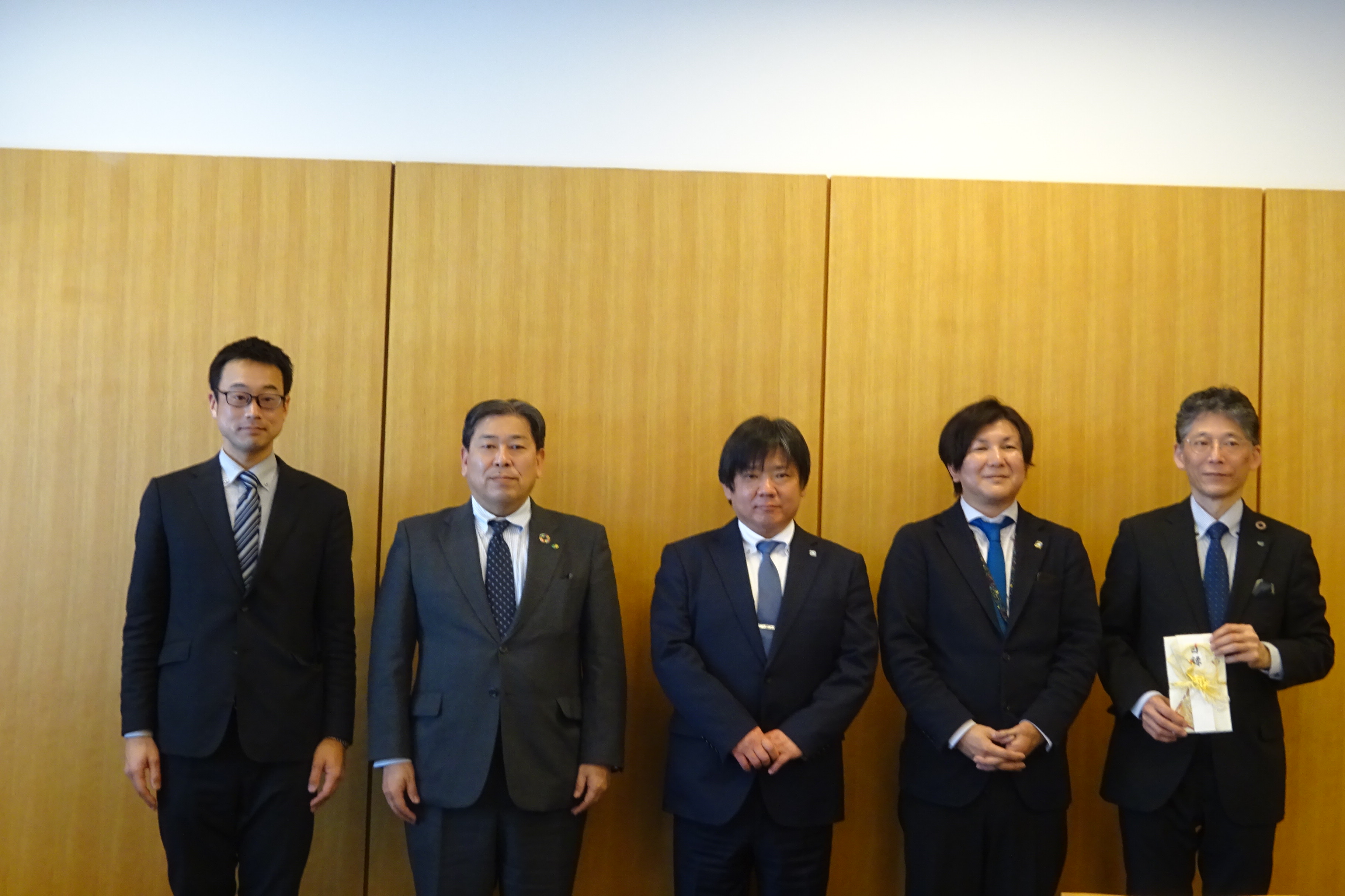 左から、原田、新井、前川、村上の各氏と黒田工学部長の画像