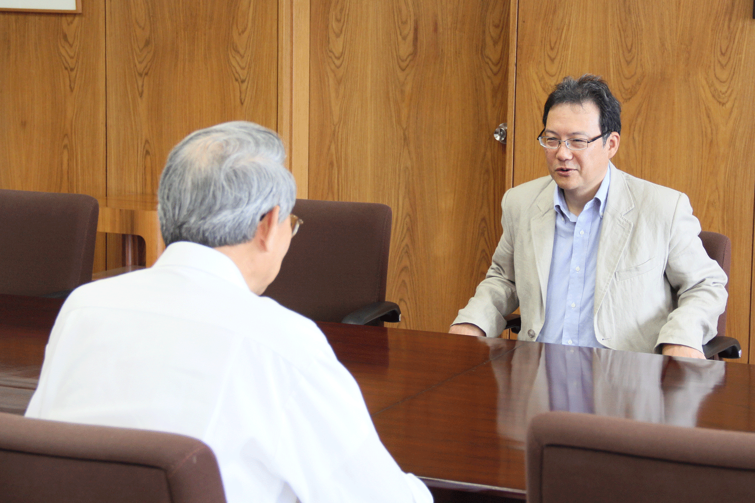 受賞の決定を学長に報告する坂井教授の画像