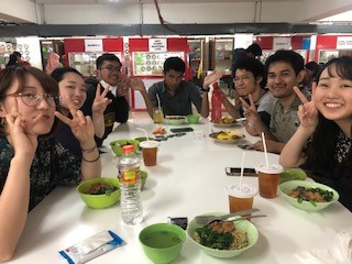 学内での昼食の様子の画像