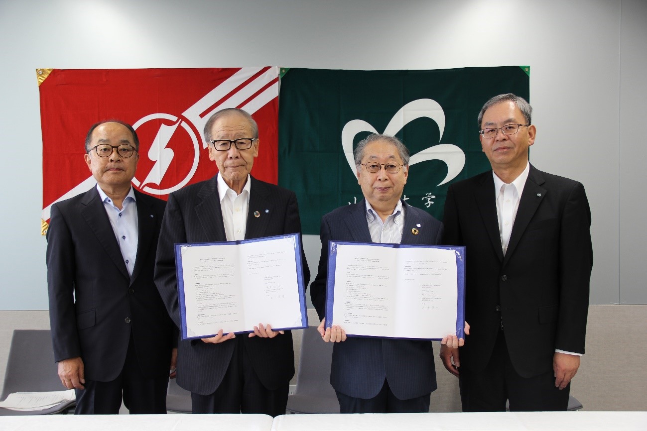 写真左手より）株式会社山形新聞社代表取締役社長　佐藤　秀之氏
　　　　　　　株式会社山形新聞社代表取締役会長・主筆　寒河江　浩二氏
　　　　　　　玉手　英利　山形大学学長
　　　　　　　出口　毅　山形大学教育担当理事・副学長の画像