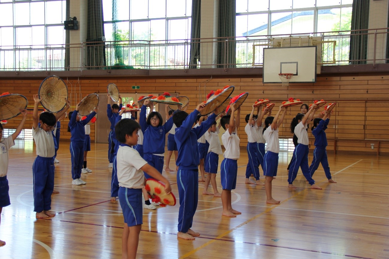 実際に花笠踊りを踊ってみる児童の画像